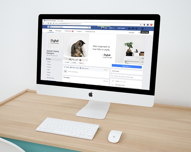 facebook na monitoru
